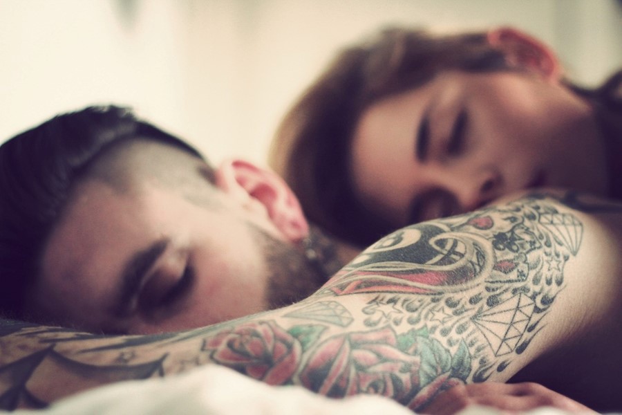 Две татуированные красотки подарили парню групповой секс от первого лица