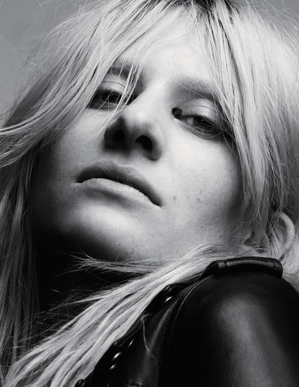 LizaThorn_v2_290B+W_web