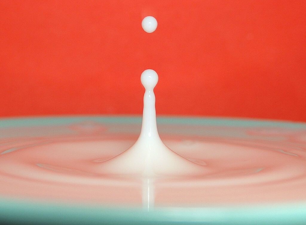1024px-Milk_drop_(speed_photo)