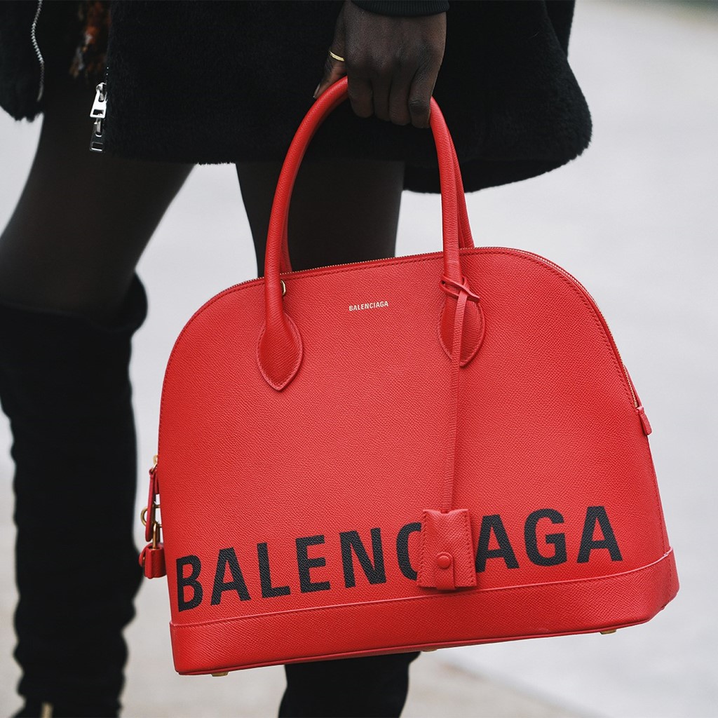 Бренд баленсиага. Сумка Баленсиага 2022. Сумка Balenciaga мешочек. Balenciaga aesthetic. Balenciaga photo.