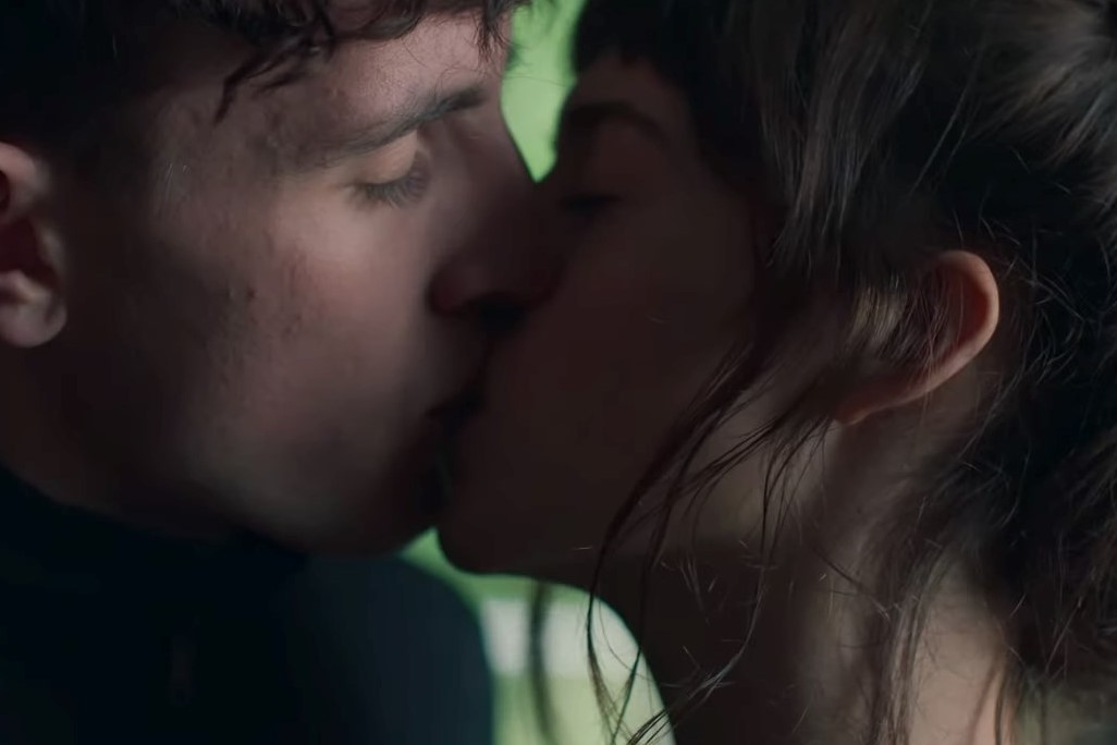 Watch Marianne And Connells First Kiss In This Normal People Clip Dazed 