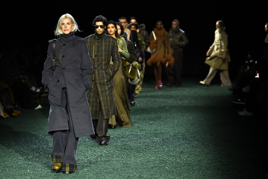 Phoebe Philo’s daughter was the mystery face who closed Burberry last ...