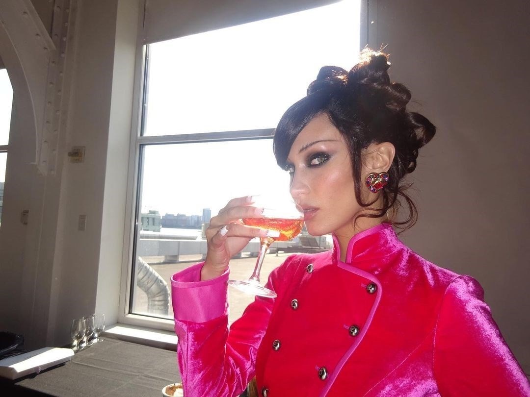 Bella Hadid with skinny 90s brows 