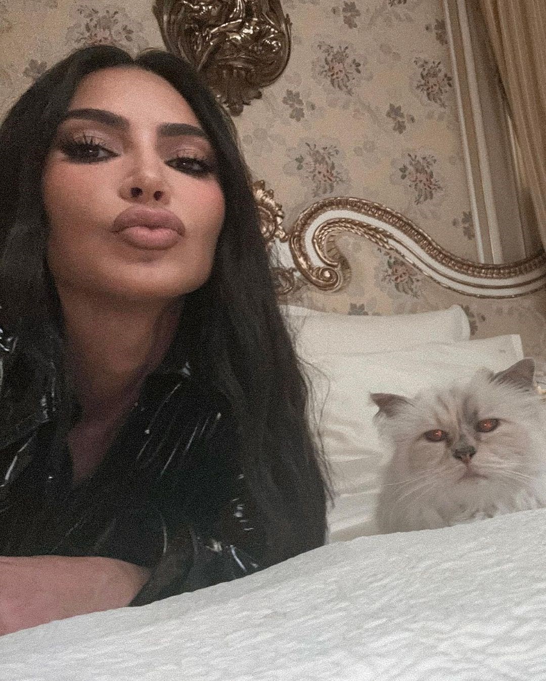 Ongewijzigd Manifestatie Mentaliteit Kim Kardashian clout-chases with Karl Lagerfeld's cat Choupette | Dazed