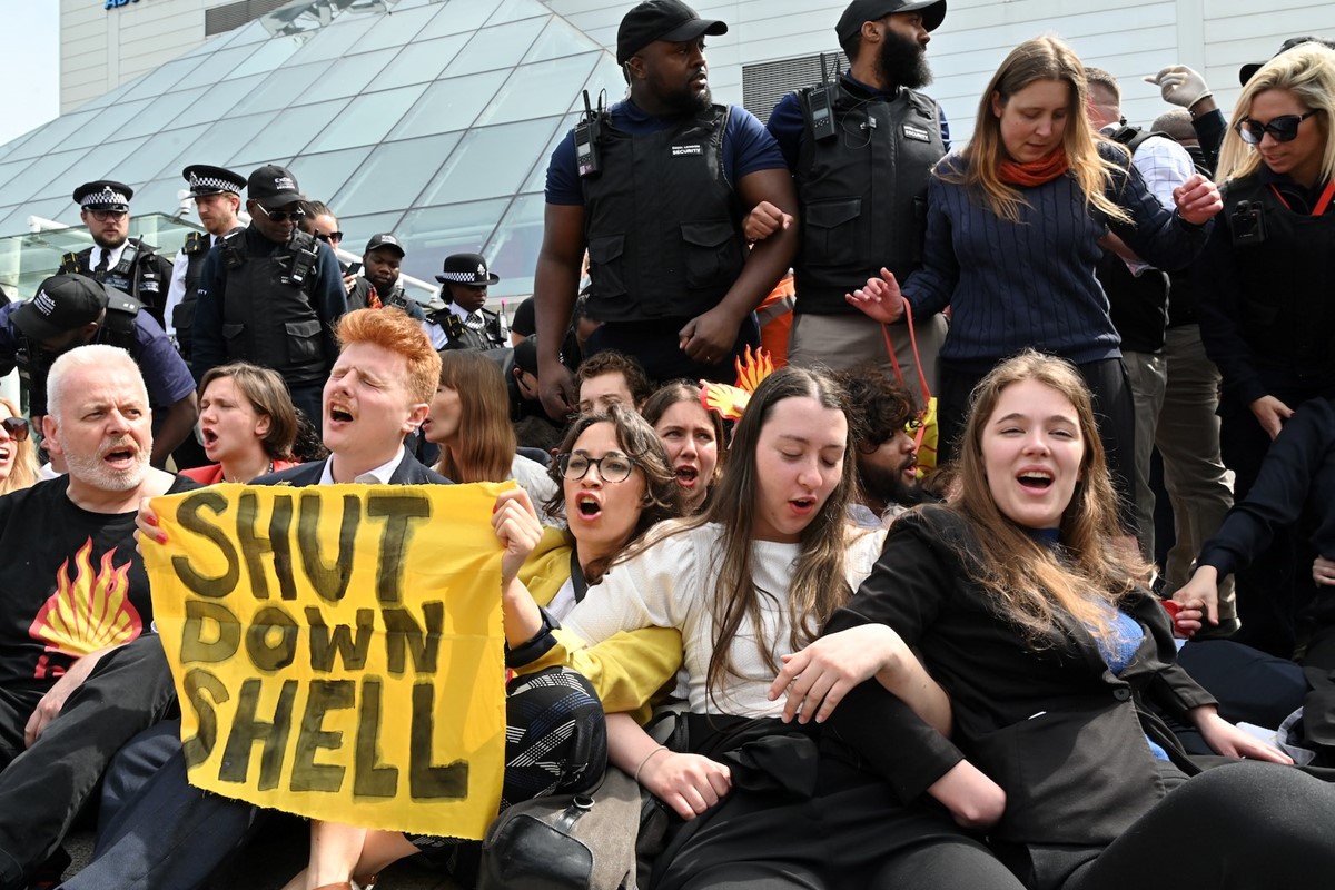 Environmental activists stage dramatic protest at Shell’s annual