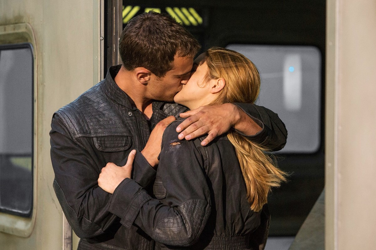 Is there a sex scene in divergent