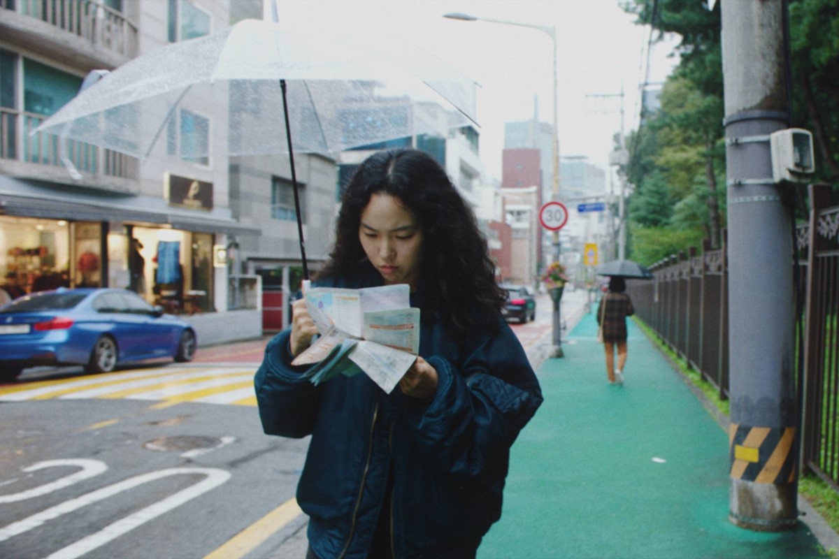 Return to Seoul은 가족을 찾기 위한 한 여성의 열정적인 여정을 따라갑니다.