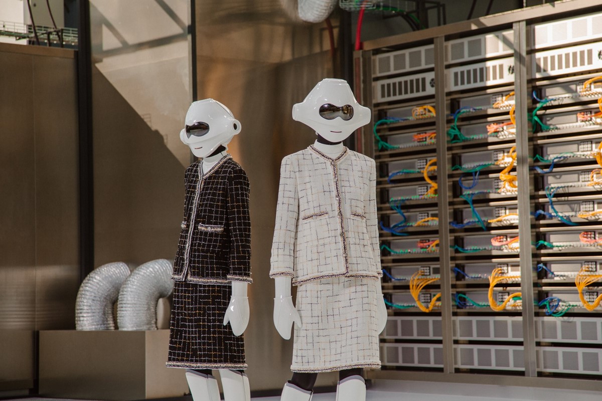 Chanel held their SS17 show in a “data center” with light up bags and robots  #WearableWednesday « Adafruit Industries – Makers, hackers, artists,  designers and engineers!