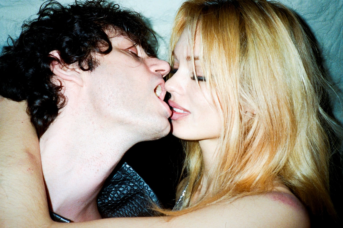 These candid photos capture intimate encounters across Paris