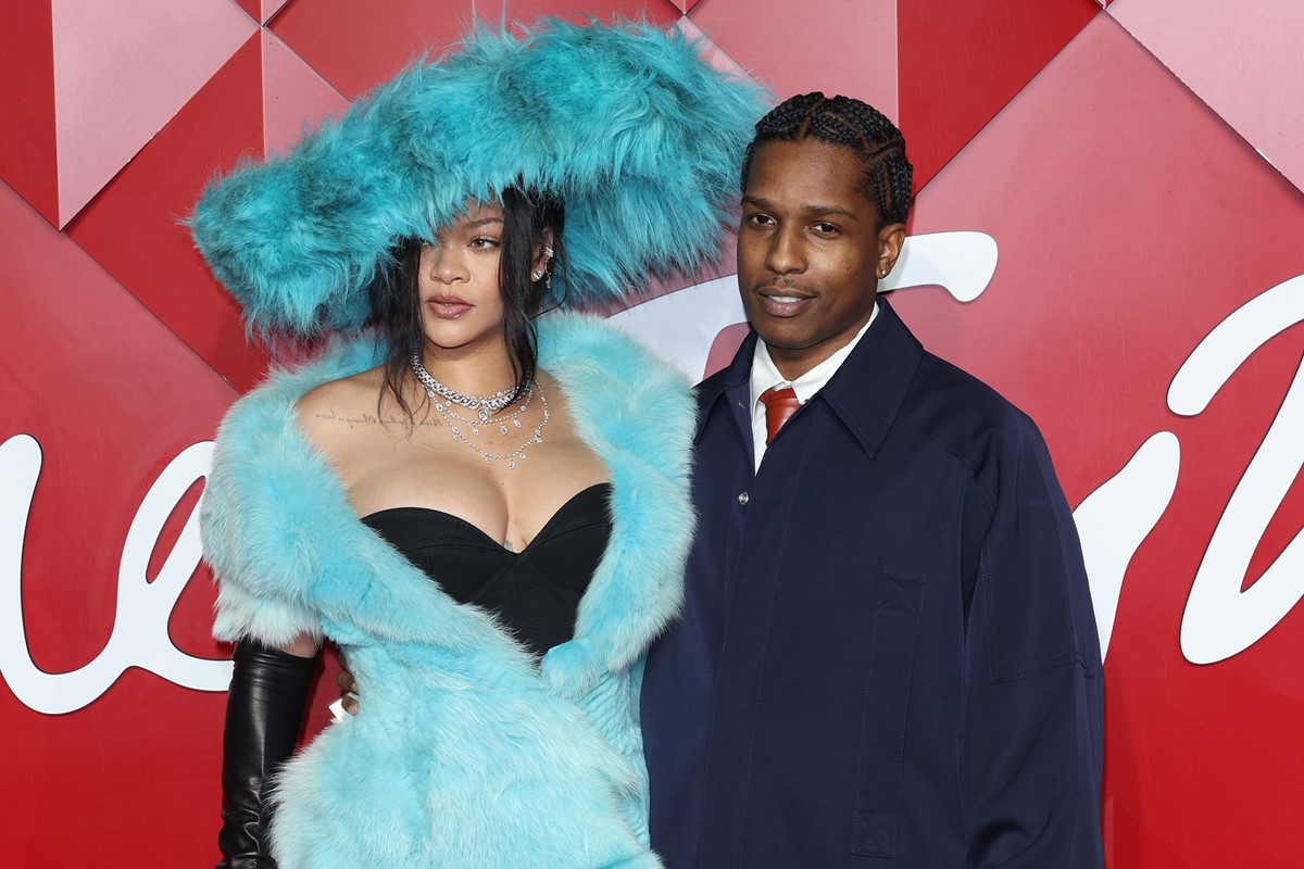 Rihanna just crashed The Fashion Awards in Cookie Monster couture #Rihanna