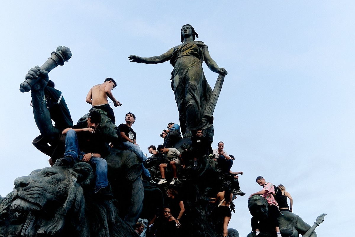 These photos capture techno ravers taking over the streets of Paris
