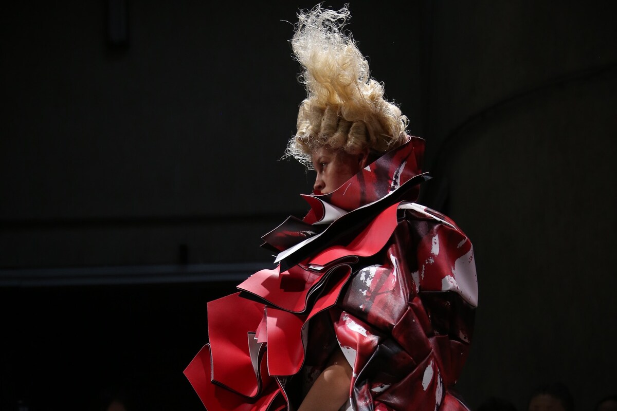 Listen to the haunting sounds of Comme des Garçons SS15 Womenswear
