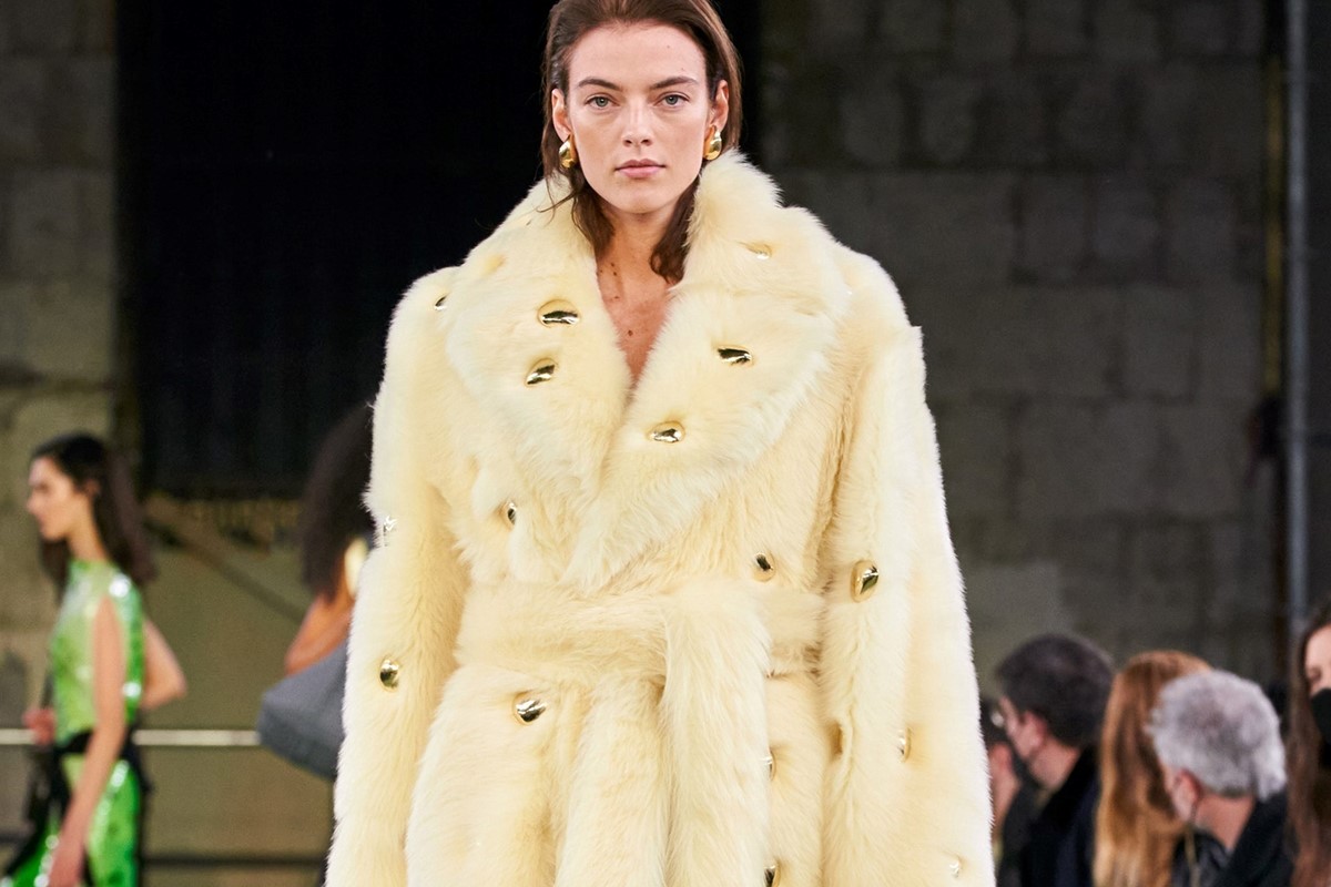 Lemon looks, thigh-high boots and sexy slips: trends from Milan