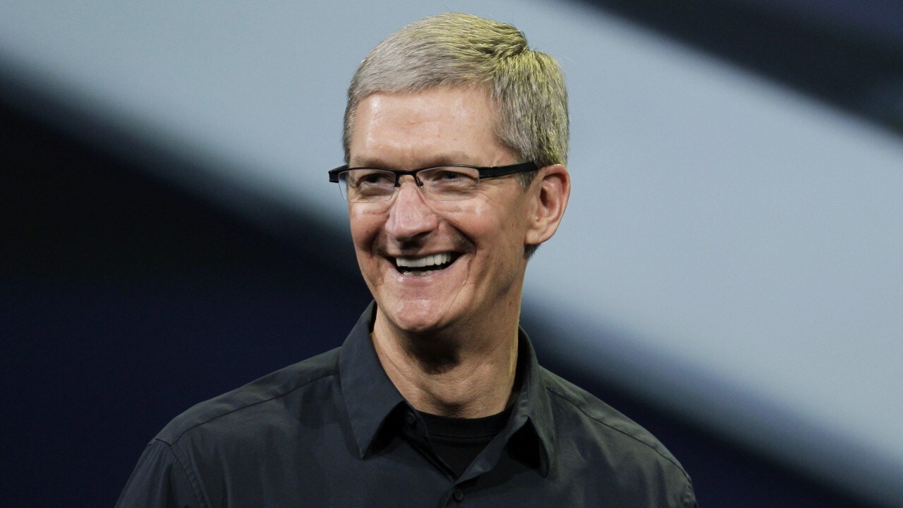 apple-ceo-tim-cook-proud-be-gay-opens-support-lgbt