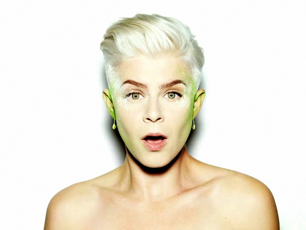 robyn-surprise-mouth-shoulders-blonde