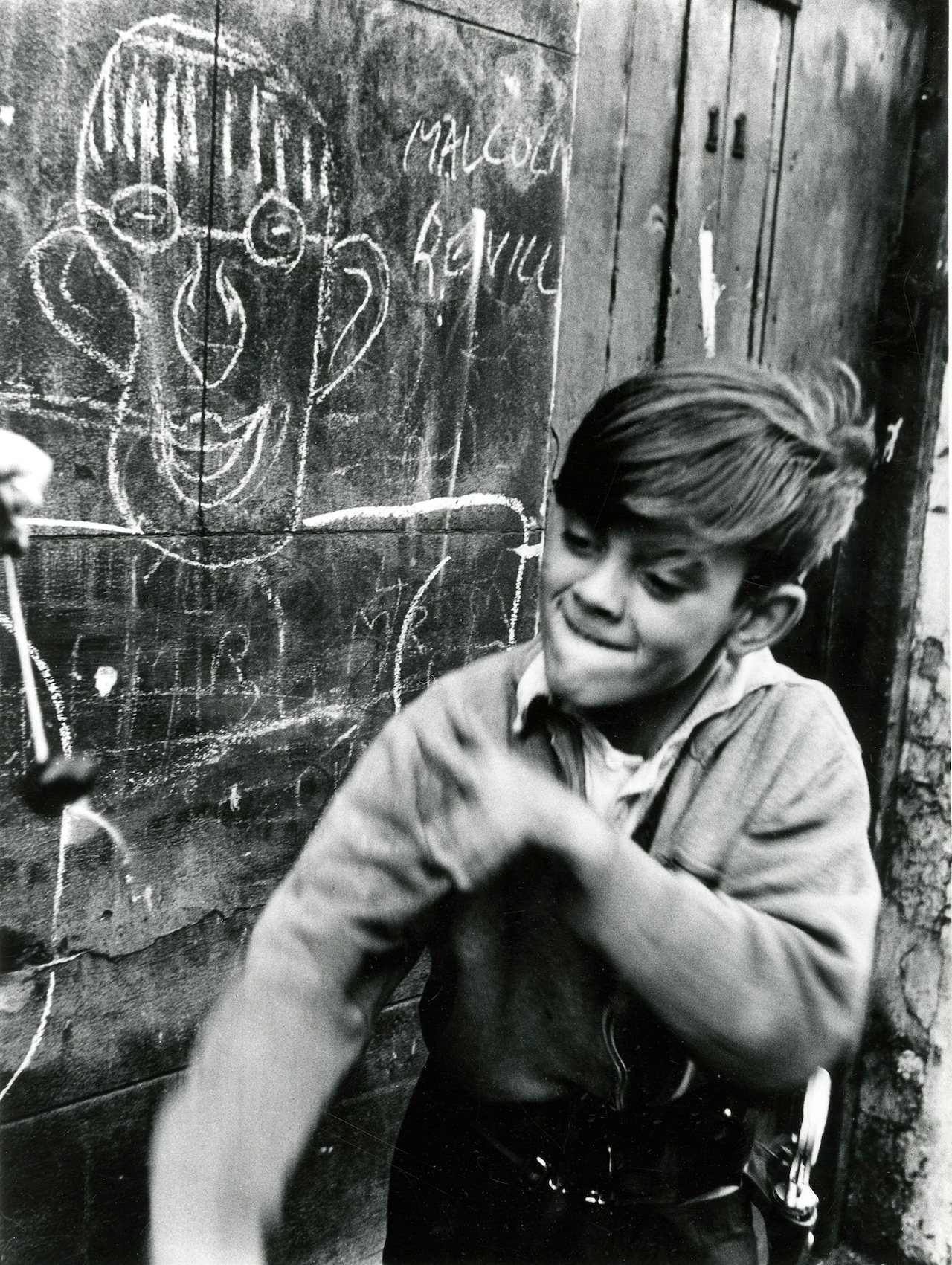 01_PressImage l Roger Mayne, Boy playing conkers, 