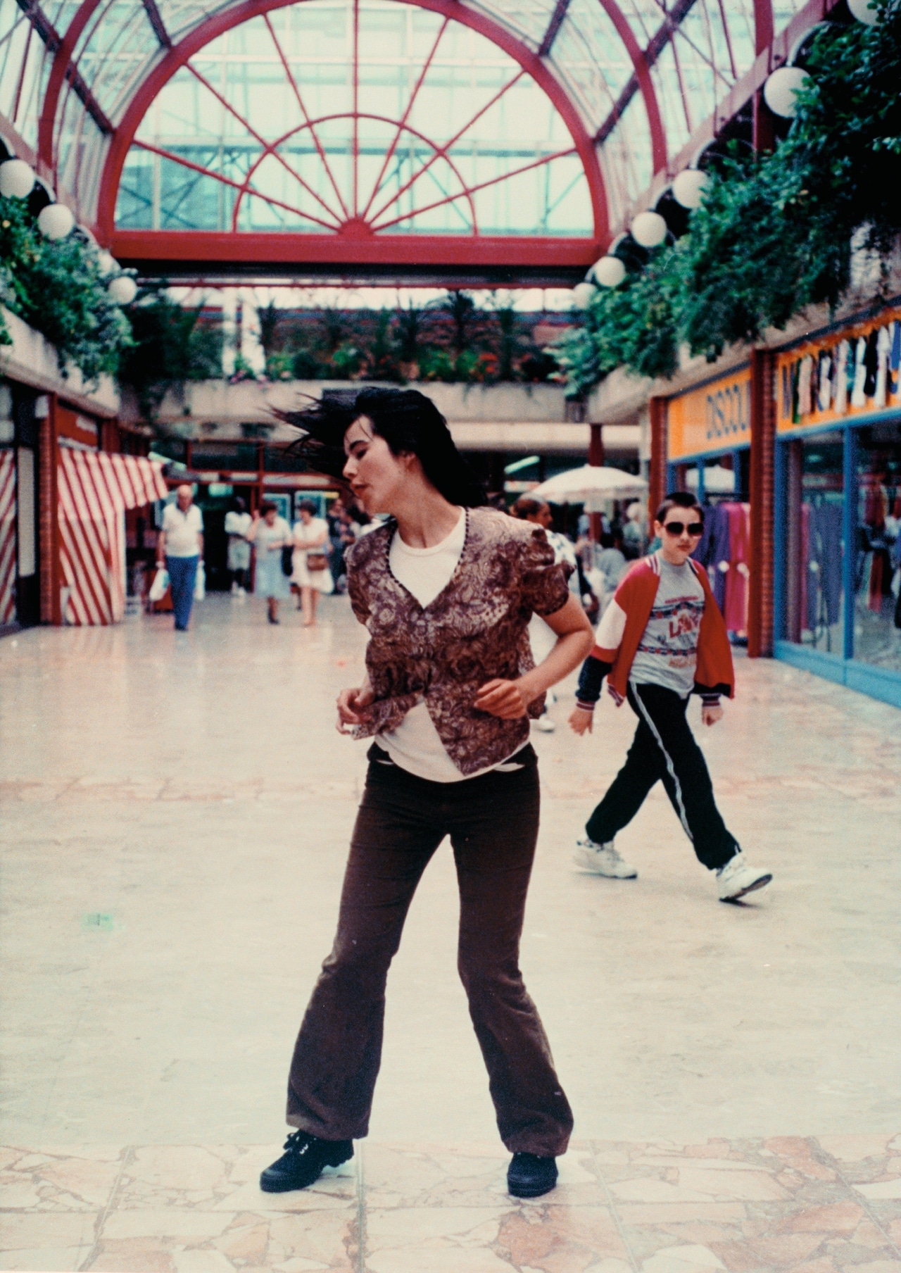 Gillian Wearing, Dancing in Peckham (1994)