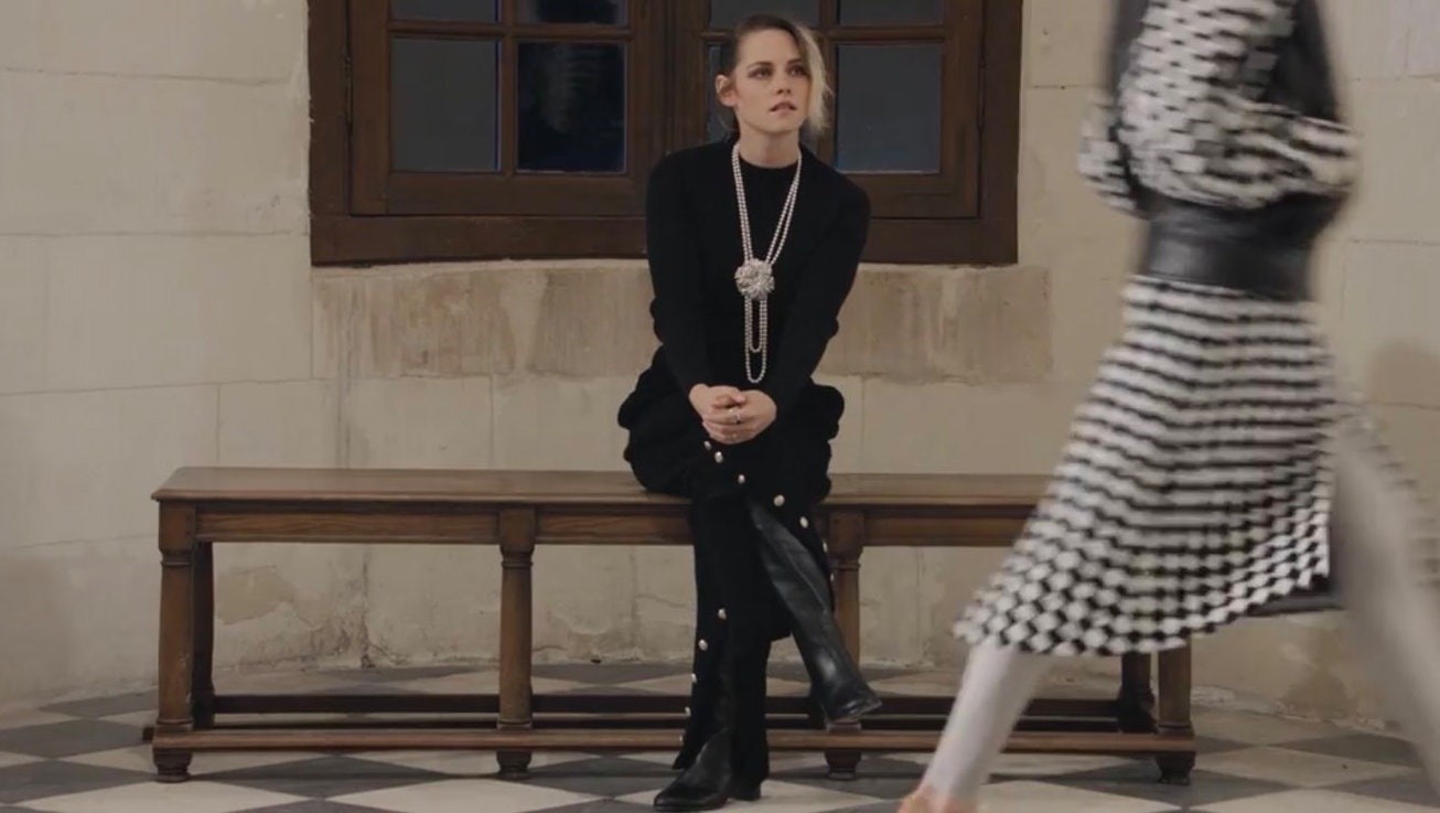 Kristen Stewart alone at the Chanel show is a big 2020 mood