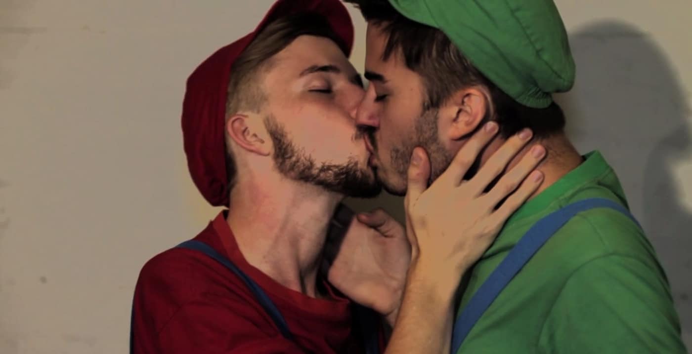 Luigi and Mario from Super Mario Bros gay kissing