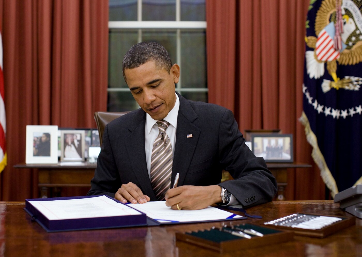 Obama_signs_FDA_Food_Safety_Modernization_Act_crop