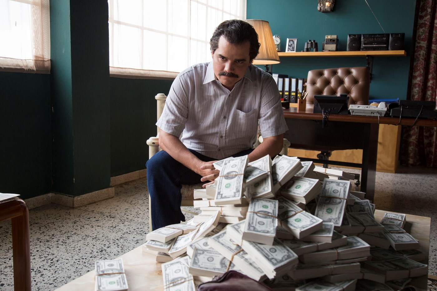 dress like a coke-dealing cartel leader Narcos netflix
