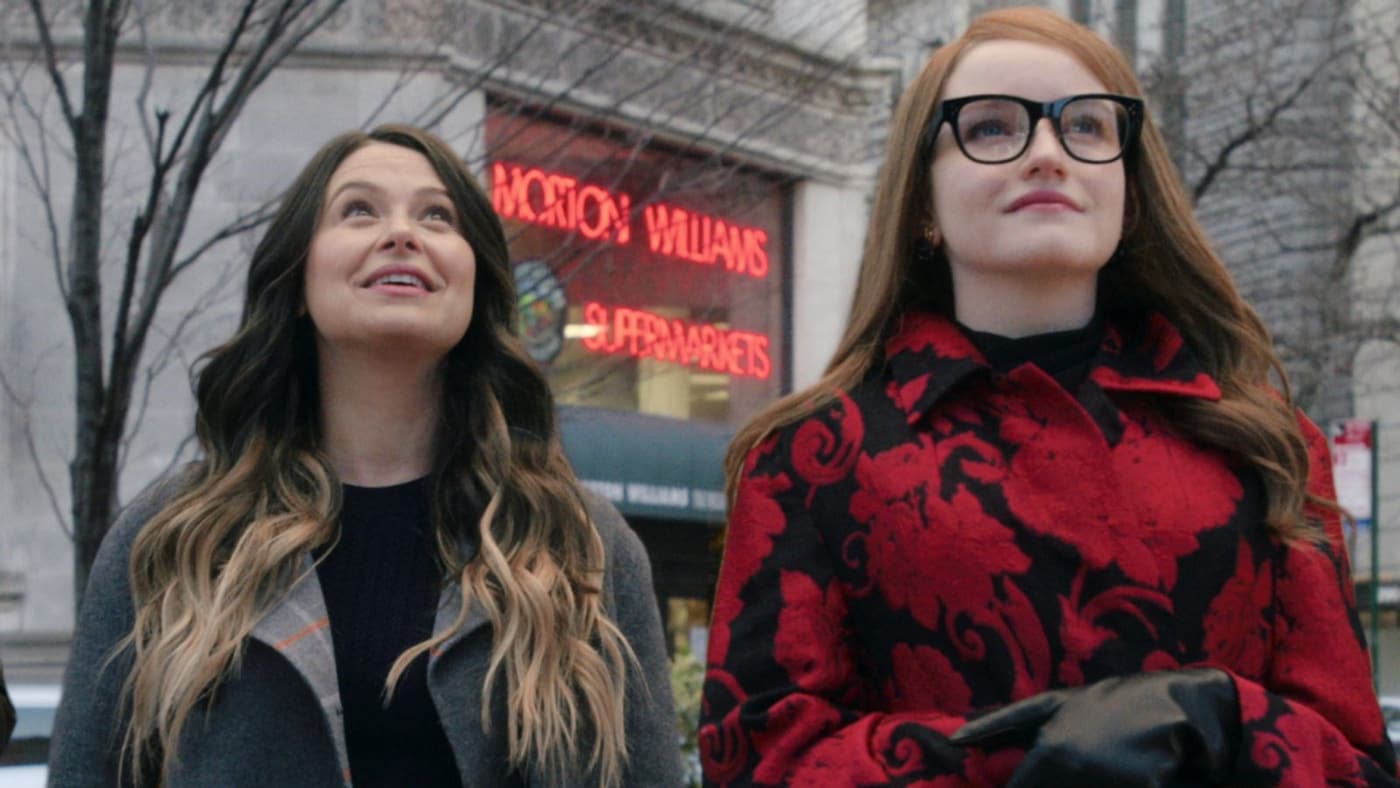 Rachel Williams (Katie Lowes) and Anna Delvey (Julia Garner)