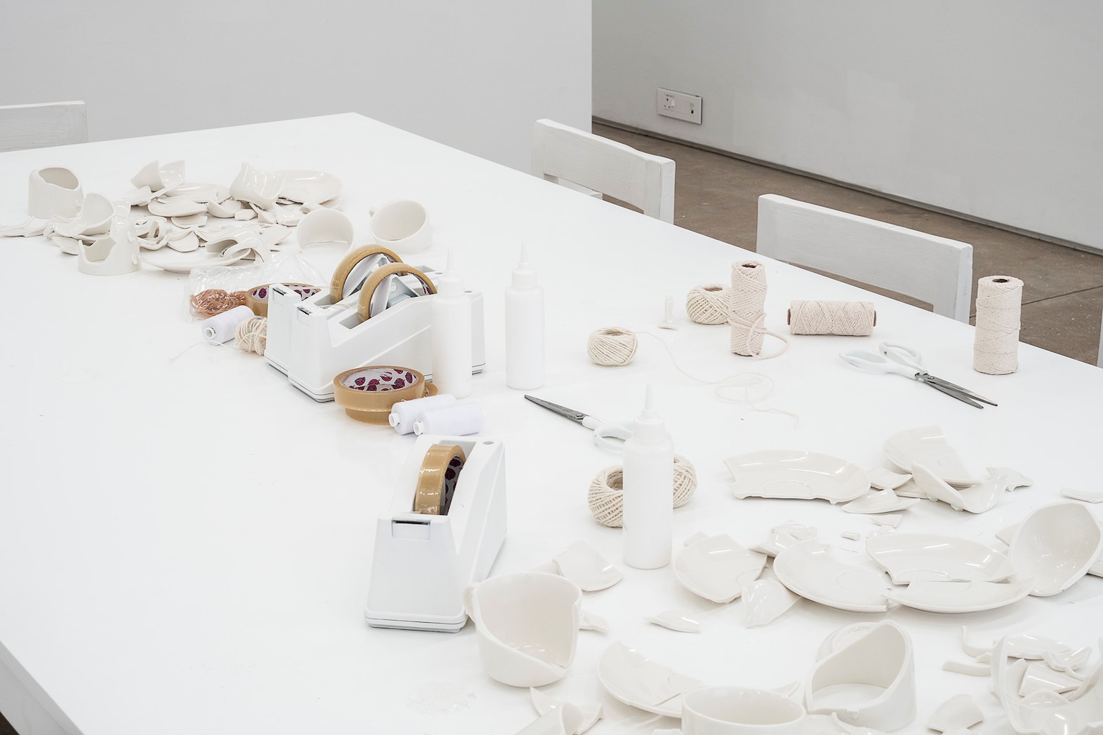オノ・ヨーコがカップを修理する MOMA 2015 ニューヨーク オノ・ヨーコがカップを修理する MOMA 2015 ニューヨーク（オノ