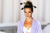 Kate Moss catwalk moments 25