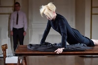 Tilda Swinon cloakroom performance Pitti