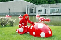 Yayoi Kusama with Guidepost to the New Space, 2004 1