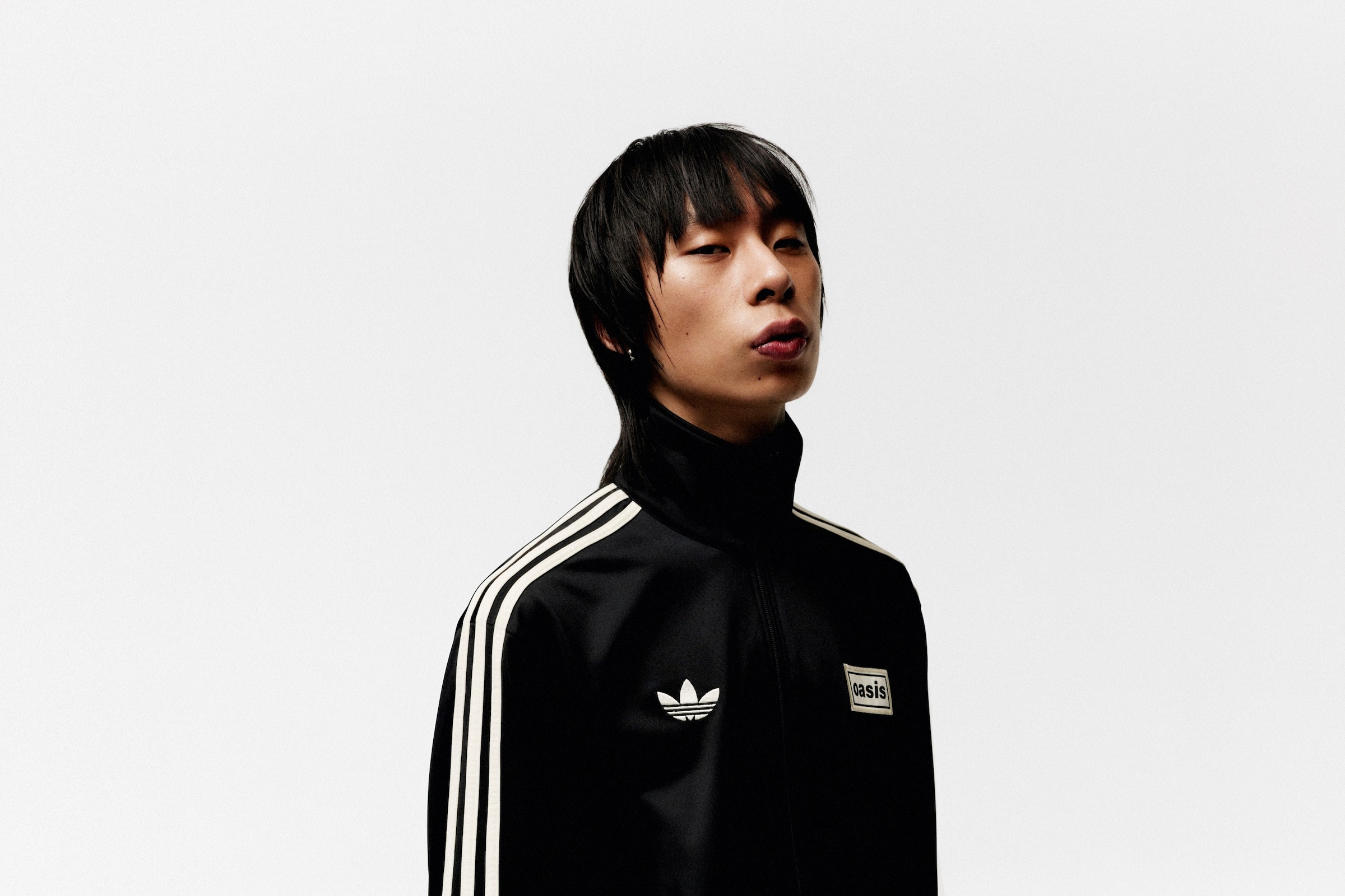 ウォーキング・ランニングウェア Adidas oasis Live'25 TRACK PANTS oasis adidas Live '25 Track Pants L - メルカリ