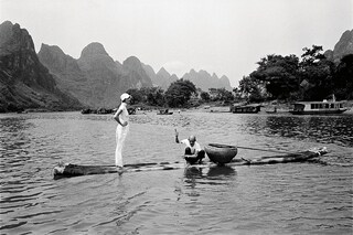 Linda Evangelista in China, American Vogue 1993