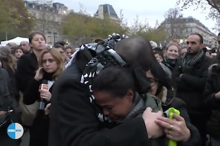 Blindfolded Muslim asks citizens of Paris for trust