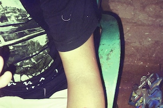 The arm of a man is slashed by a Madura dukun, yet