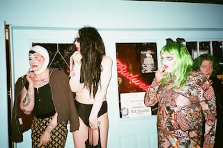 The girls smoking outside Don Pedro between sets