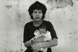 Adriana Lestido_Female prisoner with her daughter