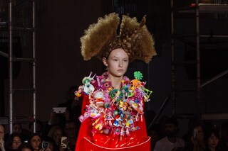 Comme des Garçons tags PFW with multidimensional graffiti