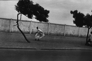 Ming Smith, Dakar Roadside with Figures