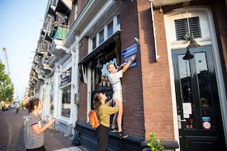 De Bovengrondse honour women with their street sign protest
