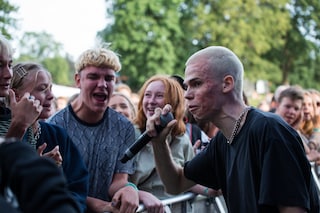 Pen Gutt sings to the crowd at &#216;ya Festival
