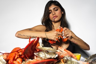 Mia Khalifa – Sheytan jewellery 