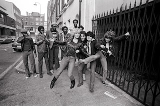 ©Ray Stevenson_The Slits with Steel Pulse outside