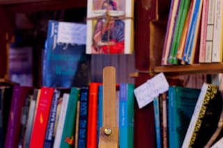 Tomes for sale inside Atlantis Books. Image courte