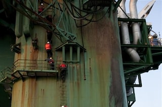 Activists Climb onto Leiv Eiriksson Rig