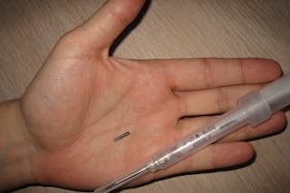 Syringe and microchip