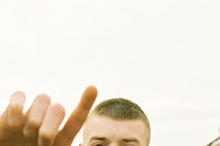 G.I. gives the L for Lunatic sign