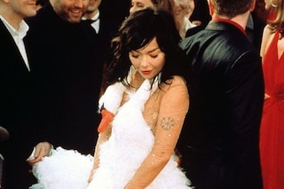 Bj&#246;rk at the Oscars in 2001 now-infamous Swan Dress