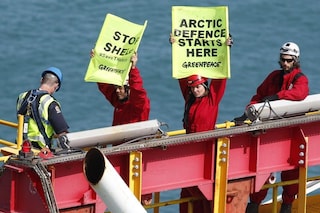 Activists Board Shell Drillship in NZ