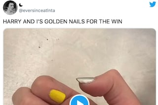 Harry Styles Golden nails 1