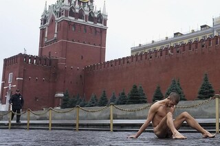 Pyotr-Pavlensky-sits-on-pavestones-of-Red-Square-d